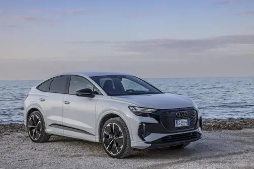 Primo contatto con la nuova Audi Q4 e-tron, batteria e powertrain: tutte le novità