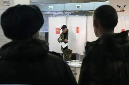 Molotov e bombe ai seggi, caos Russia