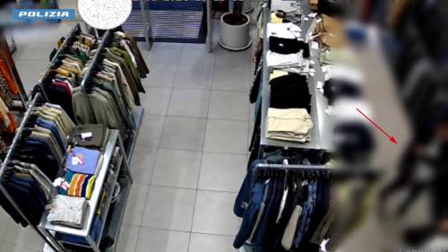 Le immagini del furto della coppia peruviana nel negozio di Milano riprese dalle telecamere  