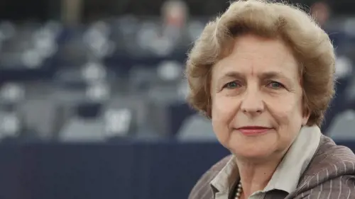 "È una spia": così l'eurodeputata finisce sotto accusa per legami coi servizi russi