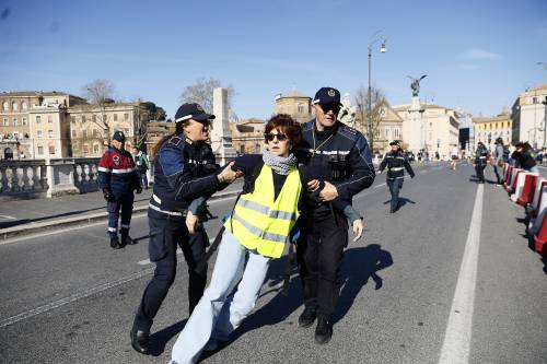 Roma, attivisti di Ultima Generazione interrompono maratona: le immagini