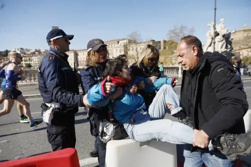 "Verremo ancora alle vostre porte". Così Ultima generazione arruola gli "eco-guerrieri"