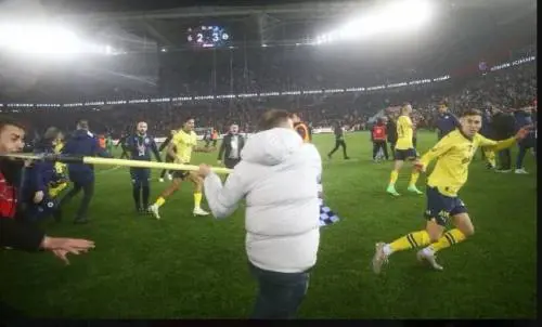 Sul campo si scatena l'inferno: violenza dopo Trabzonspor-Fenerbahce