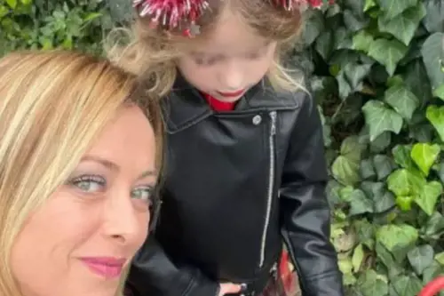 "Muori come Martina". Docente minaccia la figlia della Meloni. Sarà licenziato