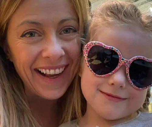 Meloni: "Le mamme? Sono veterani al fronte, combattono la guerra insieme"