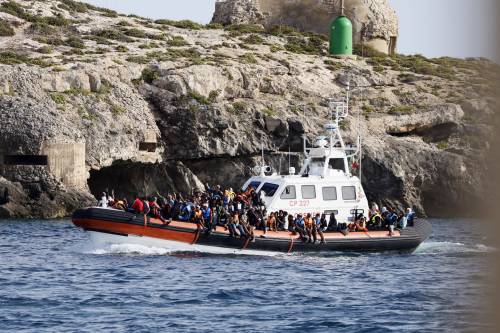"Le frontiere non esistono". In mare la nuova nave Ong: con la bandiera italiana sfida il governo