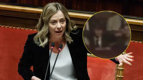 Studente fa il gesto della pistola alla Meloni. La premier: "Triste nell'anniversario di Biagi"