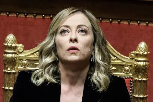Meloni e la strategia del silenzio: Salvini non c'è, lei lo "omette"