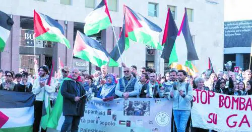 Contestazioni e minacce degli antagonisti. Pro Israele costretti a riunirsi in Prefettura