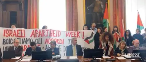 I violenti fanno irruzione. L'ateneo boicotta Tel Aviv