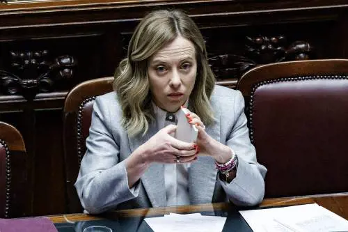 Torino, Meloni in campo. Venti prof contro i violenti