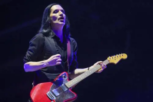 Insultò Meloni a un concerto: il leader dei Placebo verso il processo. Rogatoria per sapere dove risiede
