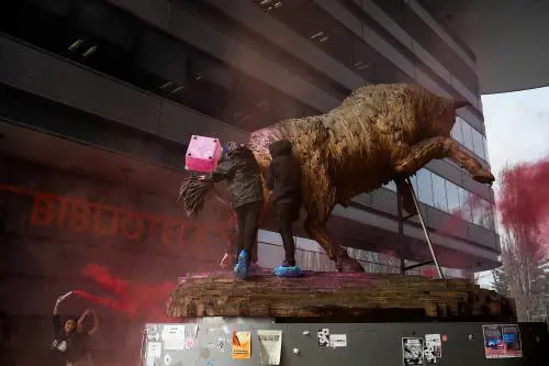 "No alla violenza", ma imbrattano la statua. Il delirio delle transfemministe all'Università di Torino