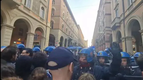 "Fascisti di m...". Interrompono il ministro, poi gli scontri. Tensione all'università di Bologna
