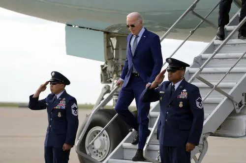 "Usa scarpe anti-caduta". Il trucco di Biden per nascondere l'età
