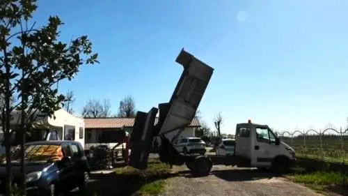 Getta i divani in campagna, ma i vigili glieli riportano con la multa. Il video ironico