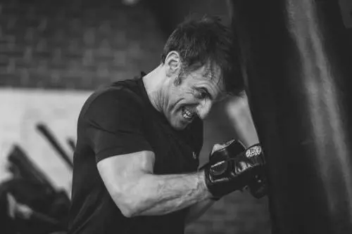 Macron si dà alla boxe: "Fa il macho come Putin"