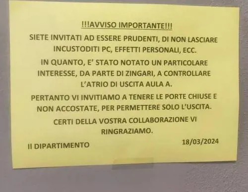 "Attenti agli zingari interessati ai pc". Polemiche per il cartello affisso all'università