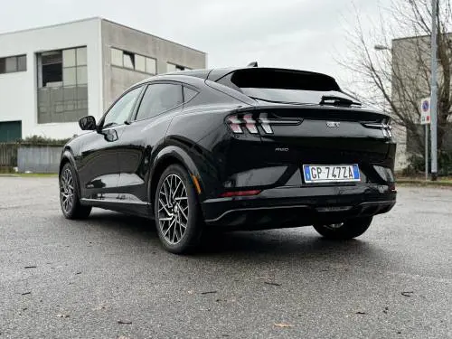 Ford Mach-E GT 2024: guarda la GALLERY del SUV sportivo elettrico