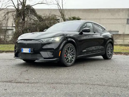 Ford Mustang Mach-E GT, la prova del SUV elettrico da 487 CV 