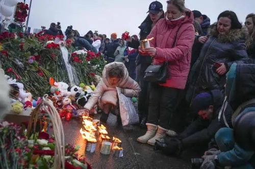 Strage di Mosca, sale la tensione. Casa Bianca: "Isis nemico comune". Zelensky: "Vogliono incolparci"