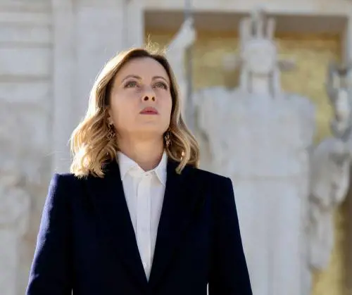 Meloni ricorda le Fosse Ardeatine. Anpi e sinistra attaccano: "Dimentica i fascisti"