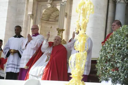 Un mese di affanni e fatica e l'ipotesi di un ricovero per garantirgli un riposo totale. Ma papa Francesco non si ferma