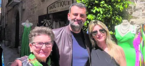 Decaro con la sorella del boss Capriati (a sinistra)