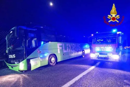 Incidente nel Modenese: pullman ribaltato sull'A1, morto 19enne
