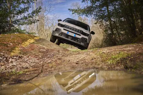 Attraversando i guadi tra salite e ostacoli con la nuova Jeep Avenger ibrida 