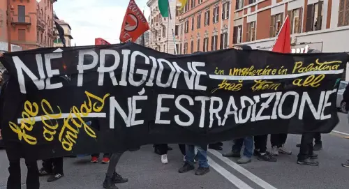 Cori pro Palestina e supermercato vandalizzato: la protesta degli anarchici