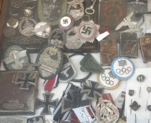 "Gadget nazisti al mercatino". L'ultima ossessione dem