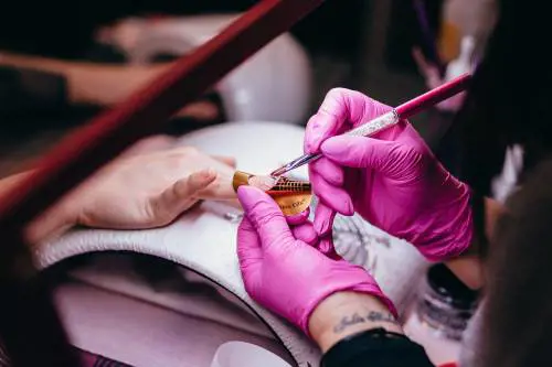 L'allarme anche sulla manicure: così si diffonde il pericoloso virus