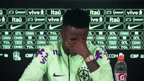 "Sono sempre più triste...". La confessione di Vinicius tra le lacrime