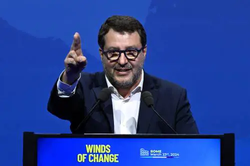 Sfiducia al vice-premier, voto rinviato. I dubbi dei 5s sull'assist a Calenda