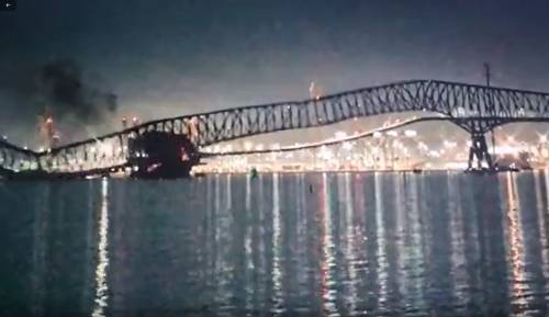 Baltimora, nave cargo travolge un pilone: ponte crolla, auto in acqua