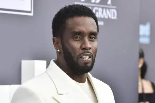 Blitz dei federali nelle ville di Puff Daddy, il rapper è accusato di traffico sessuale 