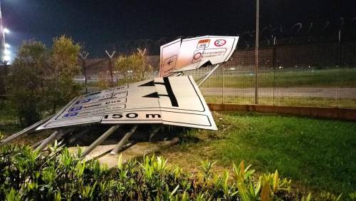 Paura all'aeroporto di Trapani: violento tornado sradica alberi e segnaletica