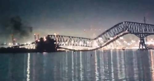 Ponte crollato a Baltimora: nave urta uno dei piloni, automobili in acqua | Gallery