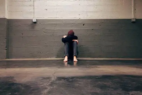 Genova, soccorre studente dopo un malore, poi tenta di violentarlo: arrestato bidello
