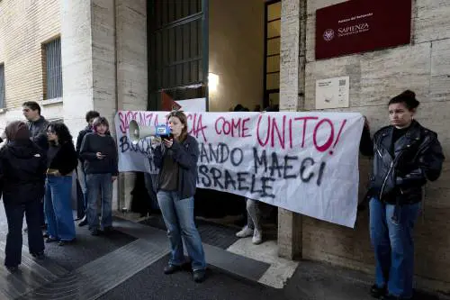 Collettivi rossi bocciati: gli italiani sono contrari alle occupazioni