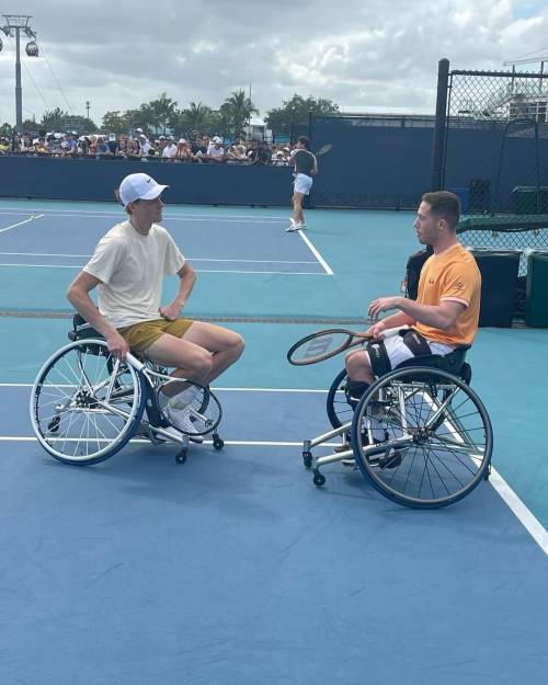 Miami Open, Jannik Sinner si allena su una sedia a rotelle: l'importanza del gesto
