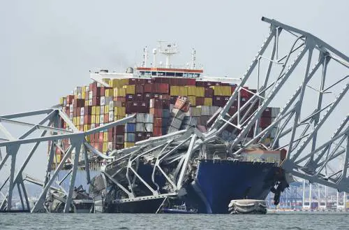 Il disastro di Baltimora in 20 secondi. La nave si schianta e il ponte crolla