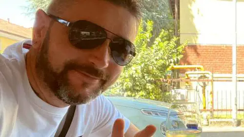 Uccide lo zio a coltellate per una donna contesa