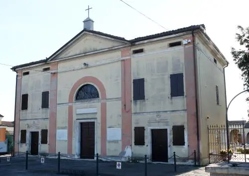 Quel sagrato vuoto per l'addio a Saman
