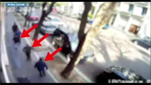 Scippa un orologio e ferisce la poliziotta