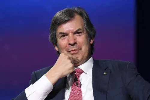 Intesa Sanpaolo, quello strano attacco a Messina sul contratto dei bancari