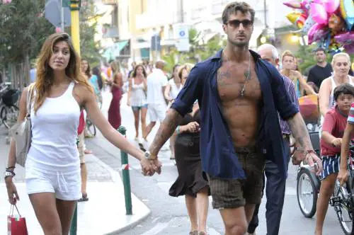 Fabrizio Corona e Belen Rodriguez fanno shopping in centro a Forte dei Marmi (agosto 2009)
