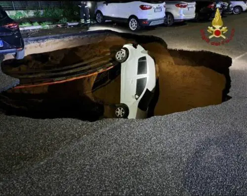 Choc a Roma, mega voragine di 10 metri inghiotte due auto