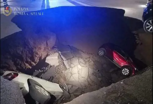 Roma, la mega voragine in via Sestio Menas: le immagini choc